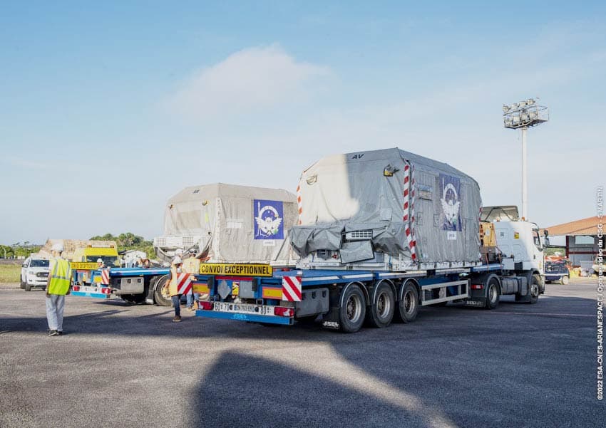 r76218_9_arrival-pleiades-neo--kourou-oct2022.jpg