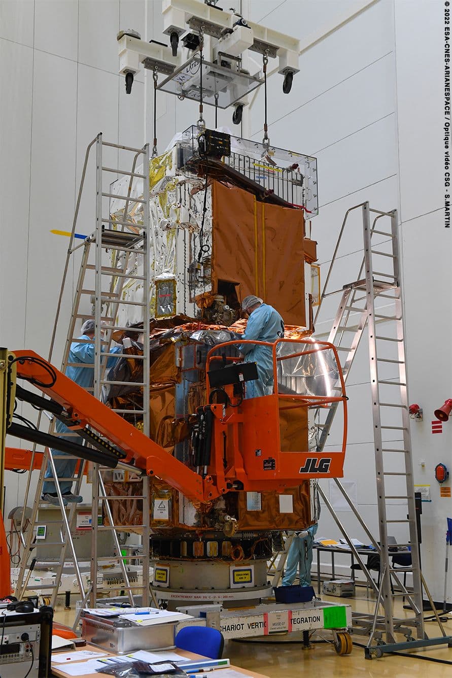 Our 2 PléiadesNeo satellites are now in stacked configuration, ready to be encapsulated in the launcher fairing