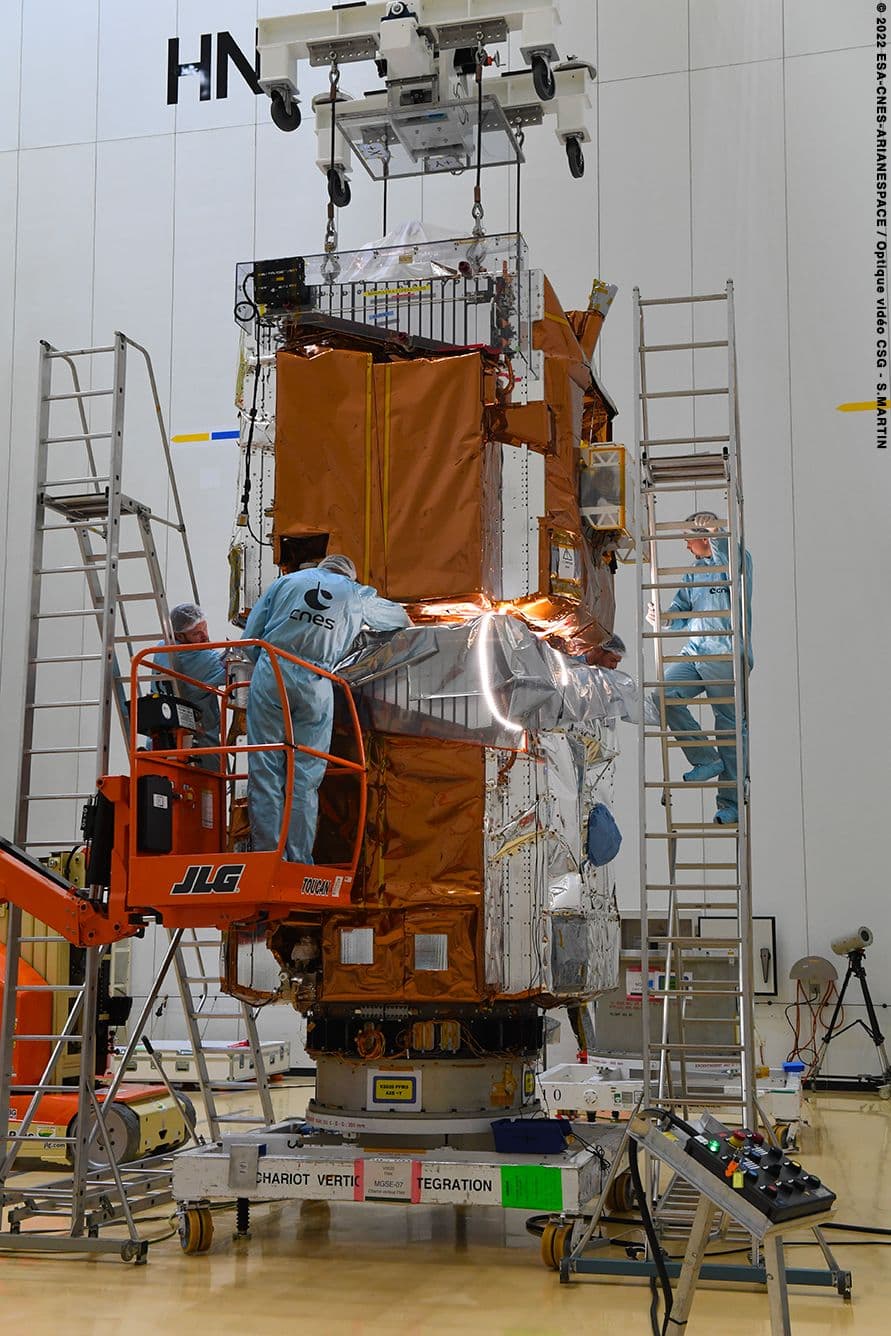 Our 2 PléiadesNeo satellites are now in stacked configuration, ready to be encapsulated in the launcher fairing