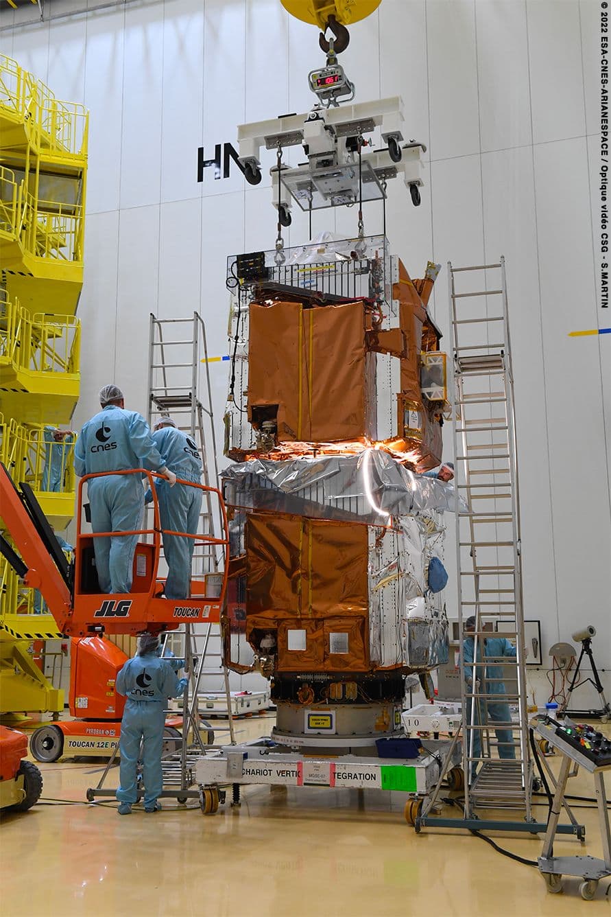 Our 2 PléiadesNeo satellites are now in stacked configuration, ready to be encapsulated in the launcher fairing