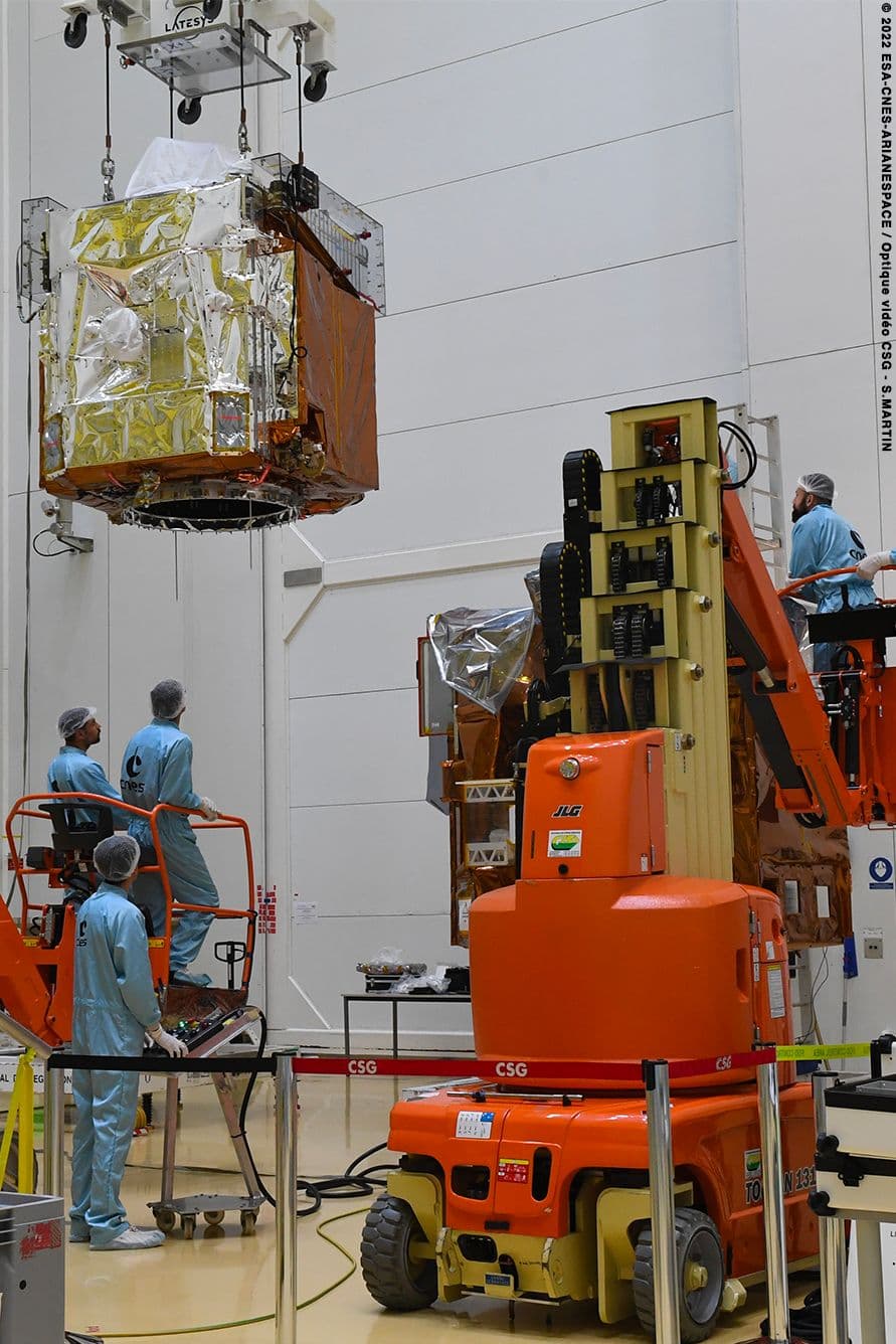 Our 2 PléiadesNeo satellites are now in stacked configuration, ready to be encapsulated in the launcher fairing