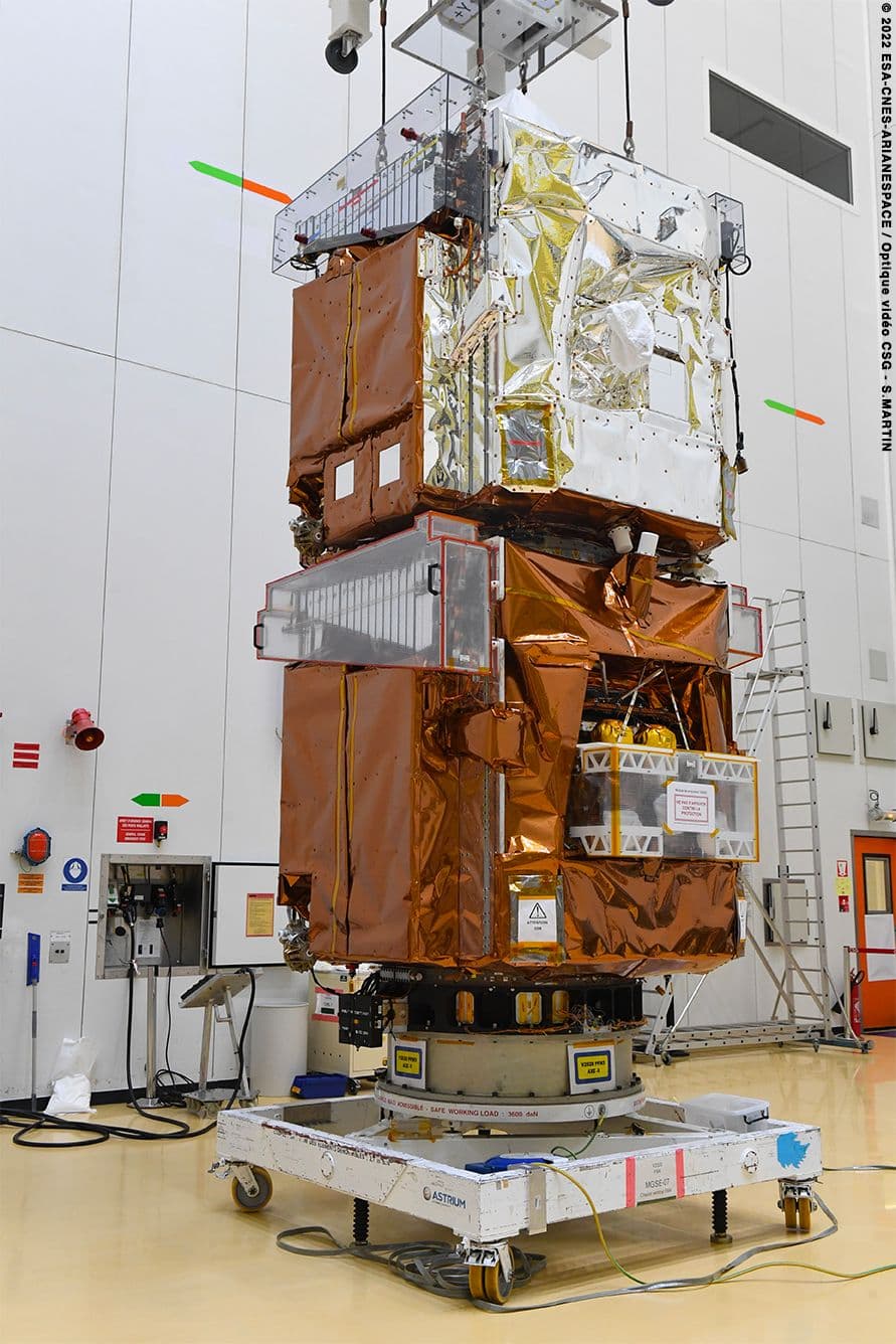 Our 2 PléiadesNeo satellites are now in stacked configuration, ready to be encapsulated in the launcher fairing